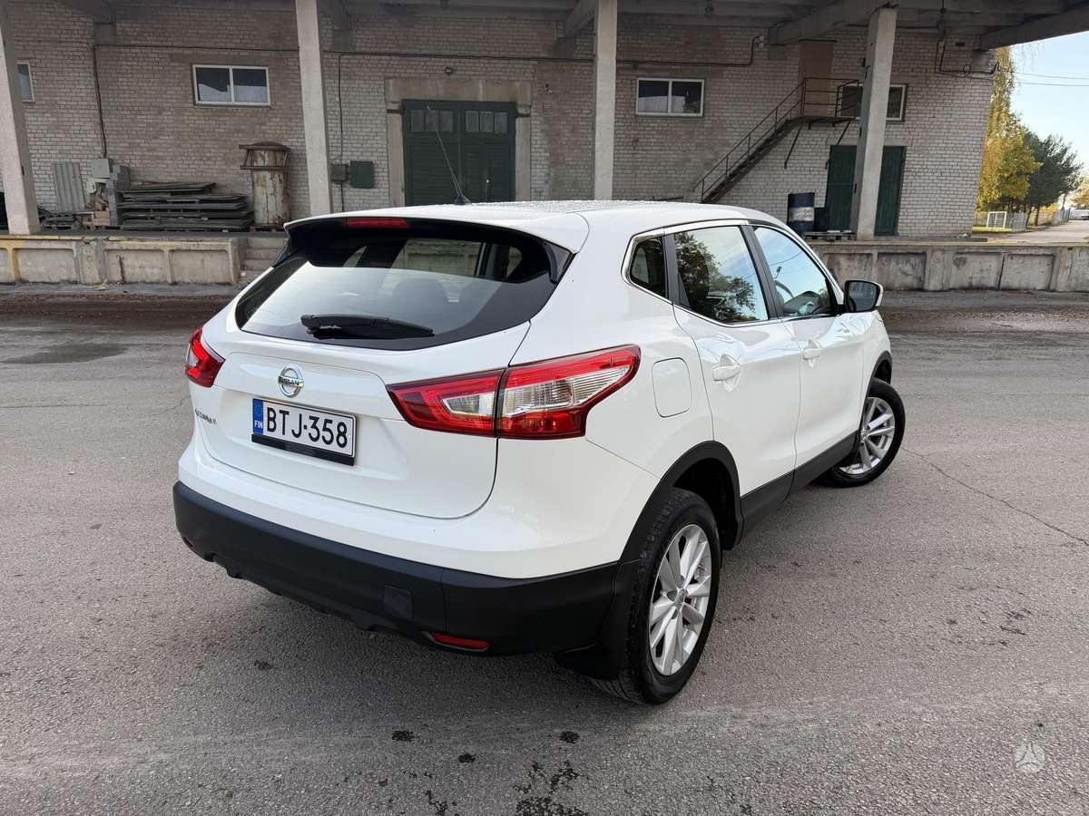 Nissan Qashqai 2015 — rear view