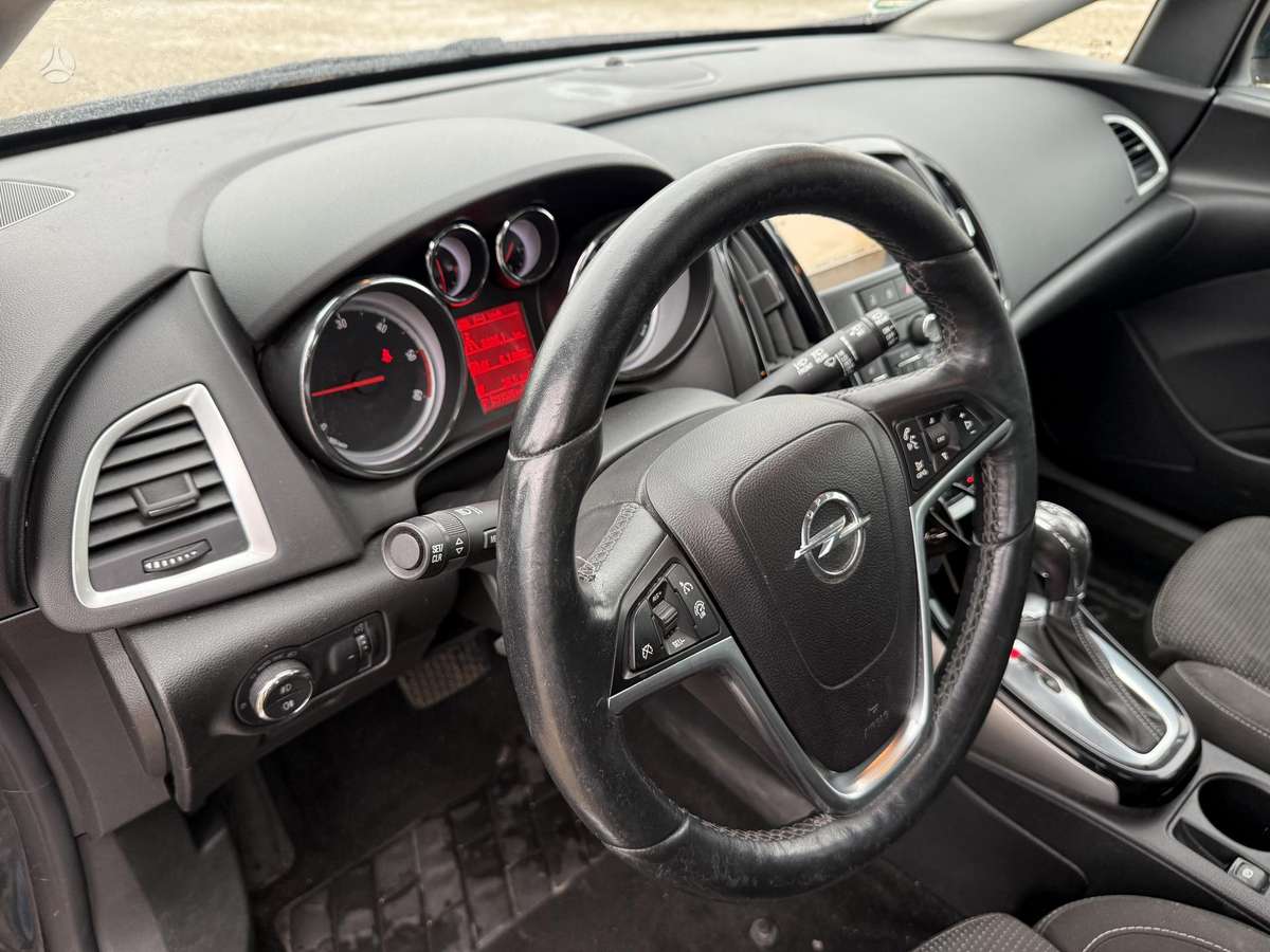 Opel Astra 2015 — фото 16