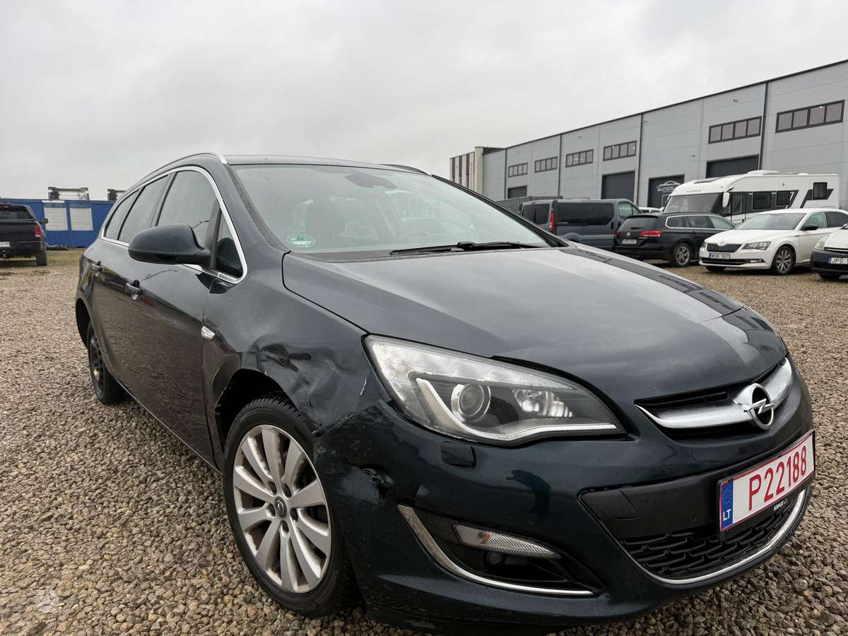 Opel Astra 2015 — вигляд ззаду