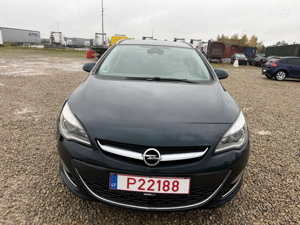 Opel Astra 2015 — салон