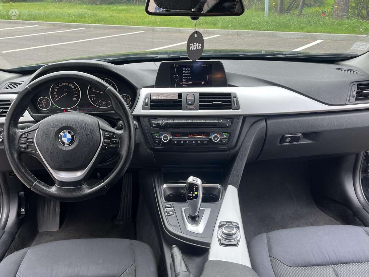 BMW 318 2013 — photo 18