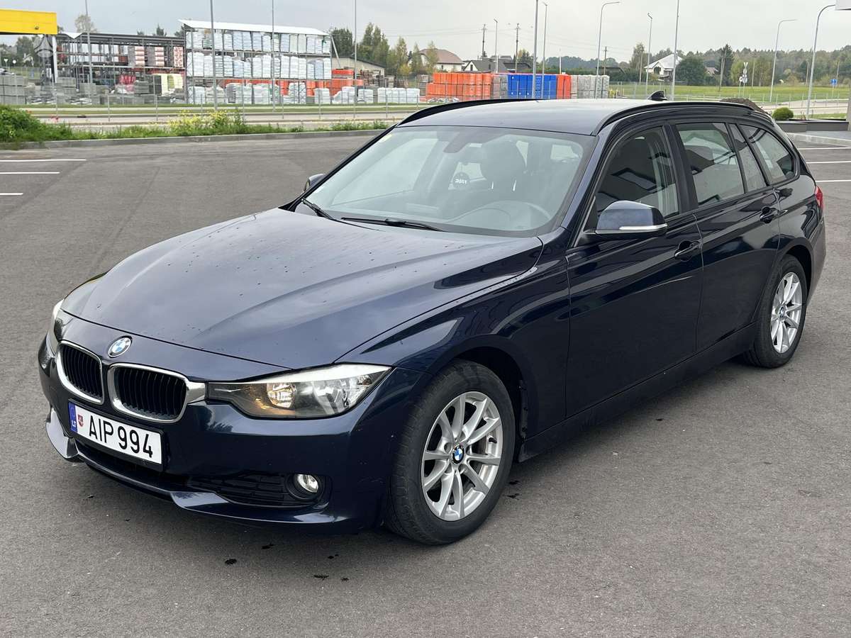 BMW 318 2013 — rear view