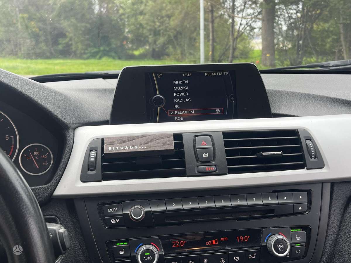 BMW 318 2013 — photo 22