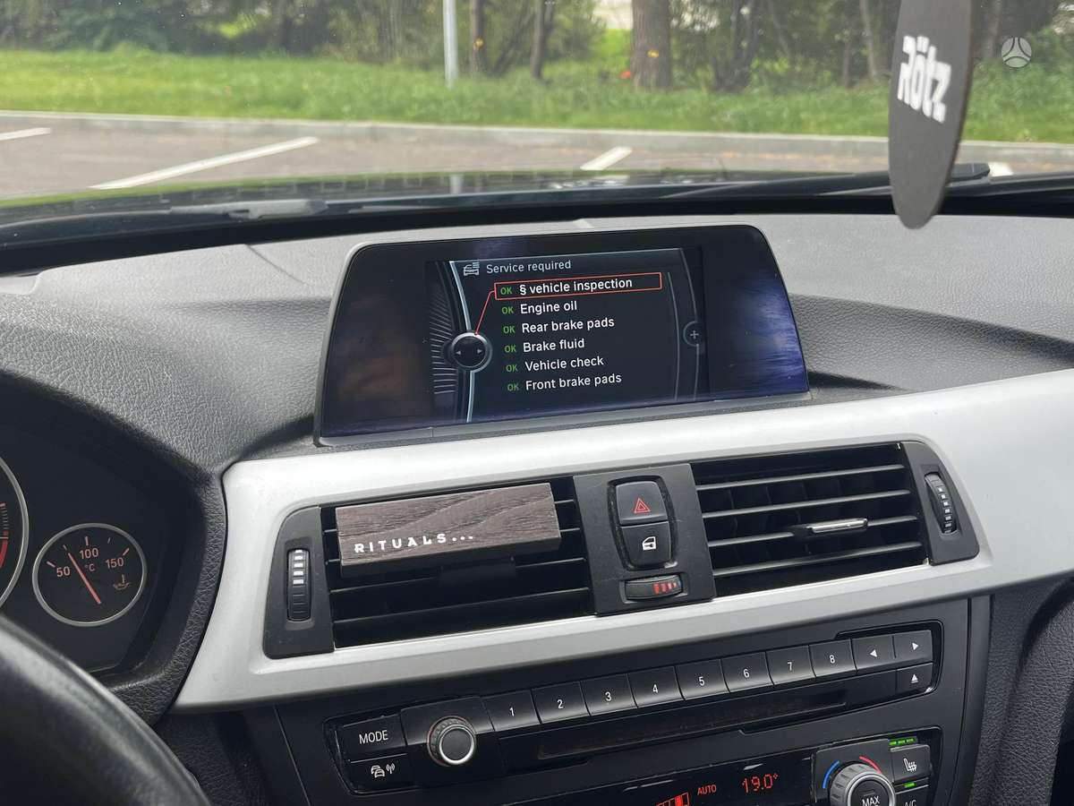 BMW 318 2013 — photo 23