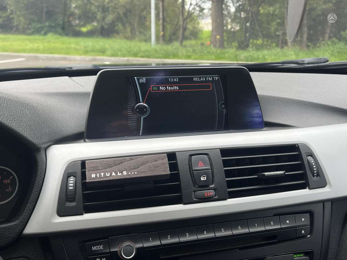 BMW 318 2013 — photo 24