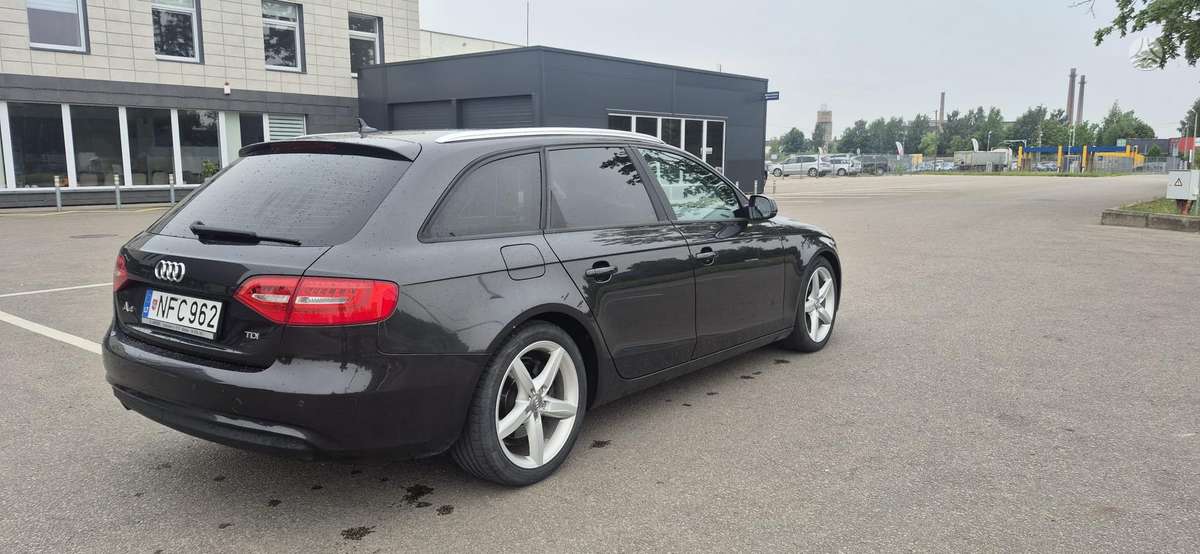 Audi A4 2012 — вигляд ззаду