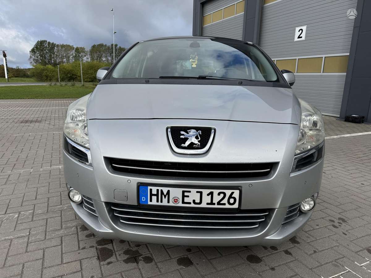 Peugeot 5008 2011 — салон