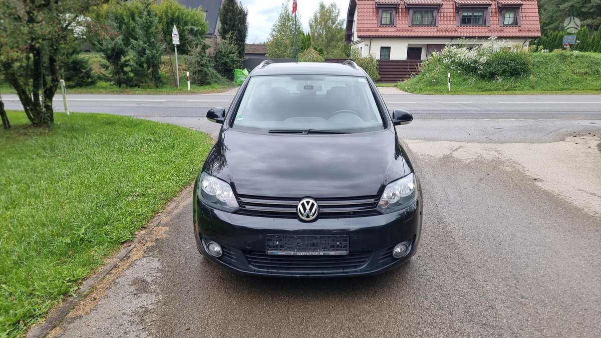 Volkswagen Golf 2011 — салон