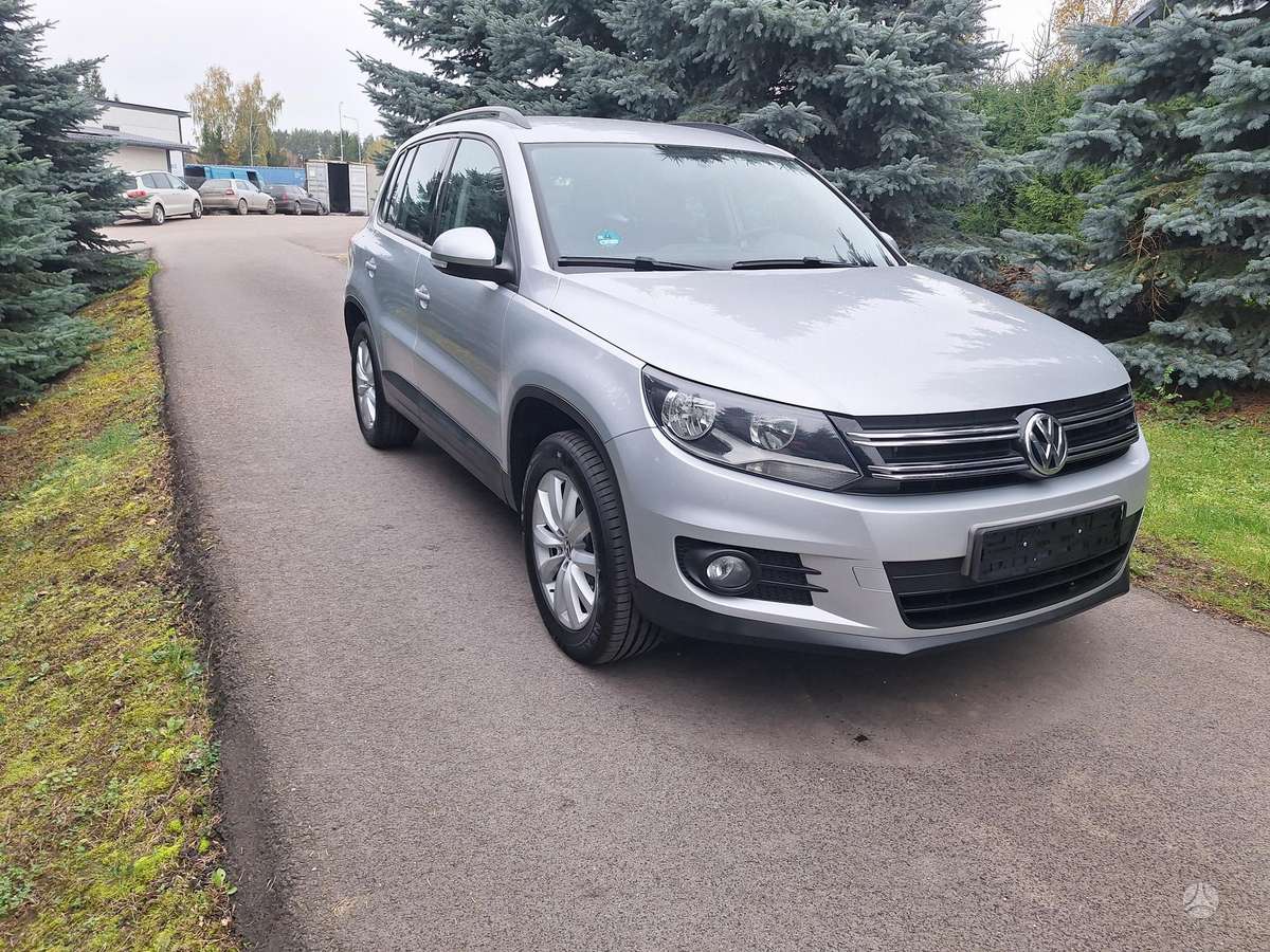 Volkswagen Tiguan 2012 — rear view
