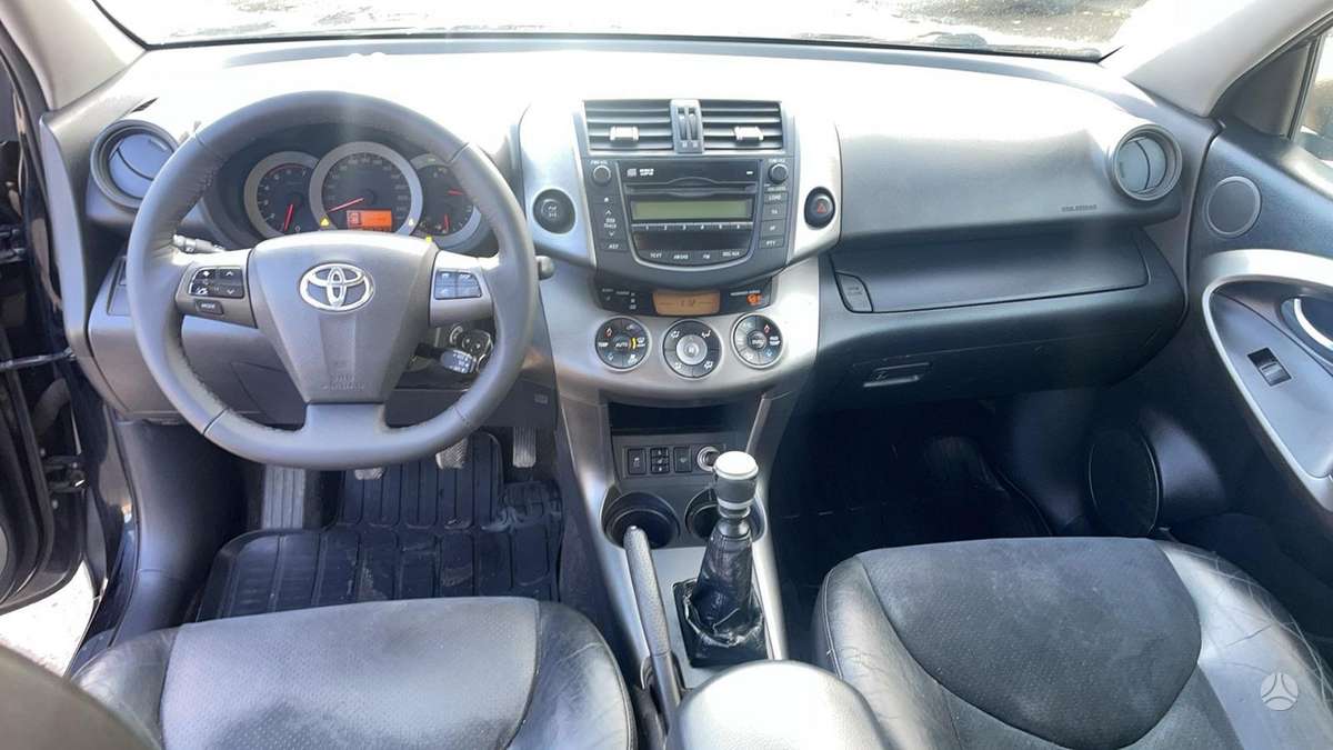 Toyota RAV4 2011 — photo 11