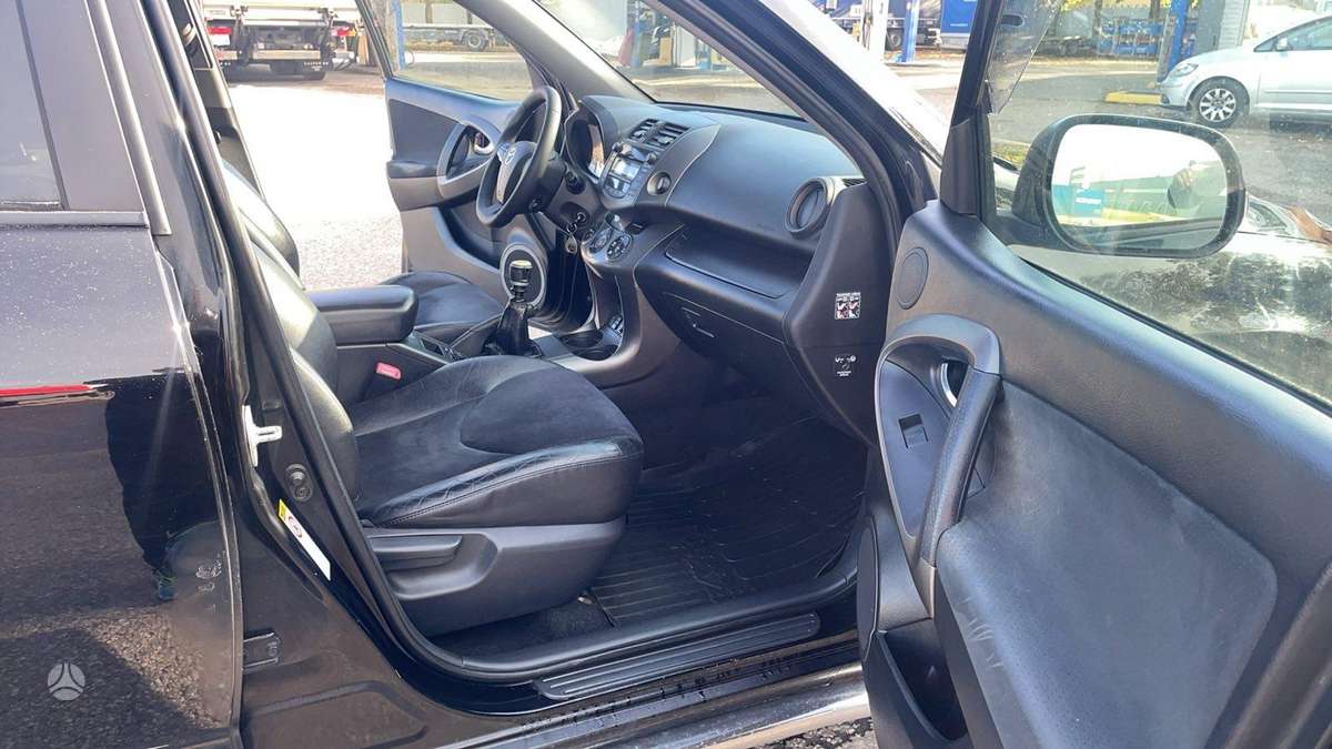 Toyota RAV4 2011 — photo 12