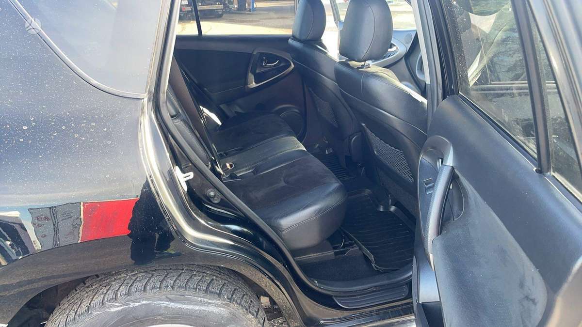 Toyota RAV4 2011 — photo 14