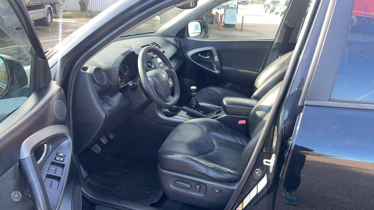 Toyota RAV4 2011 — photo 8