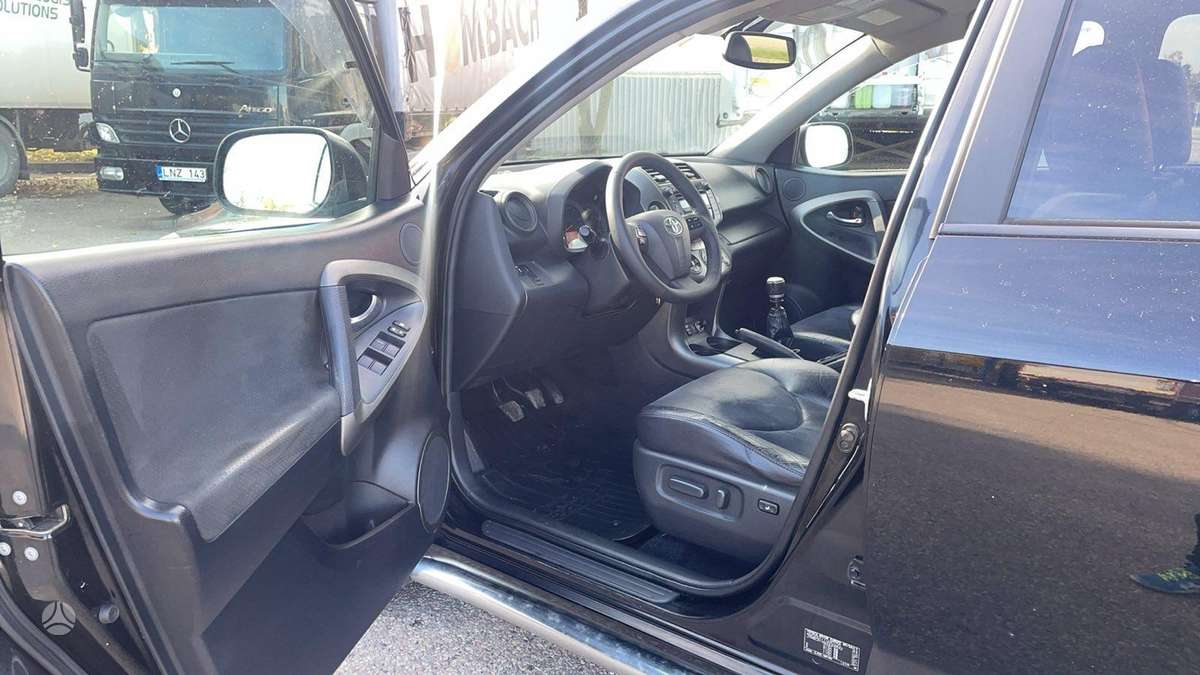 Toyota RAV4 2011 — photo 9