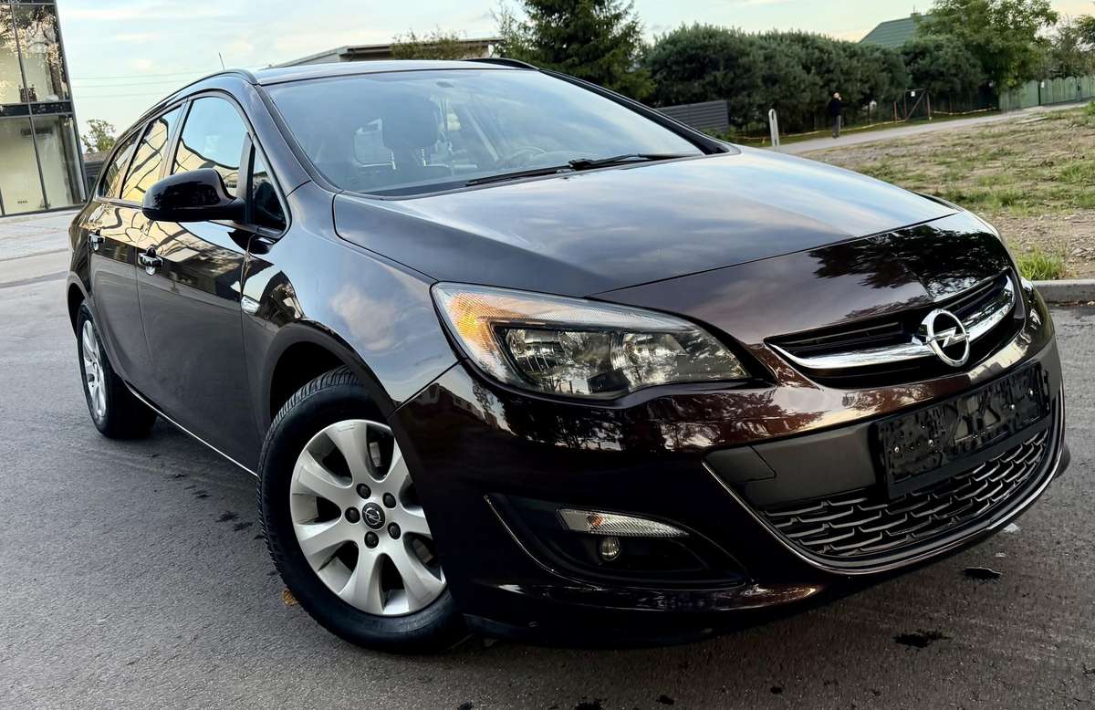 Opel Astra 2014 — rear view