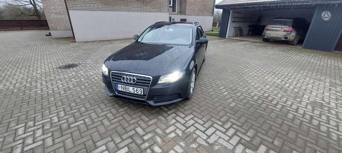 Audi A4 2011 — салон