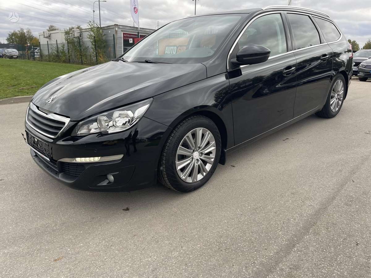 Peugeot 308 2015 — rear view
