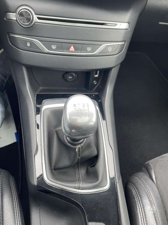 Peugeot 308 2015 — photo 23