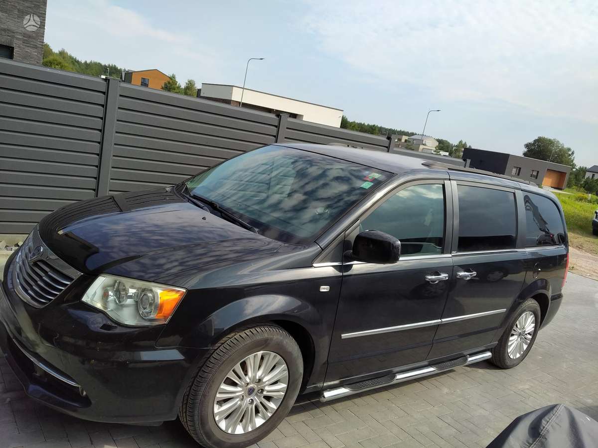 Lancia Voyager 2013 — rear view
