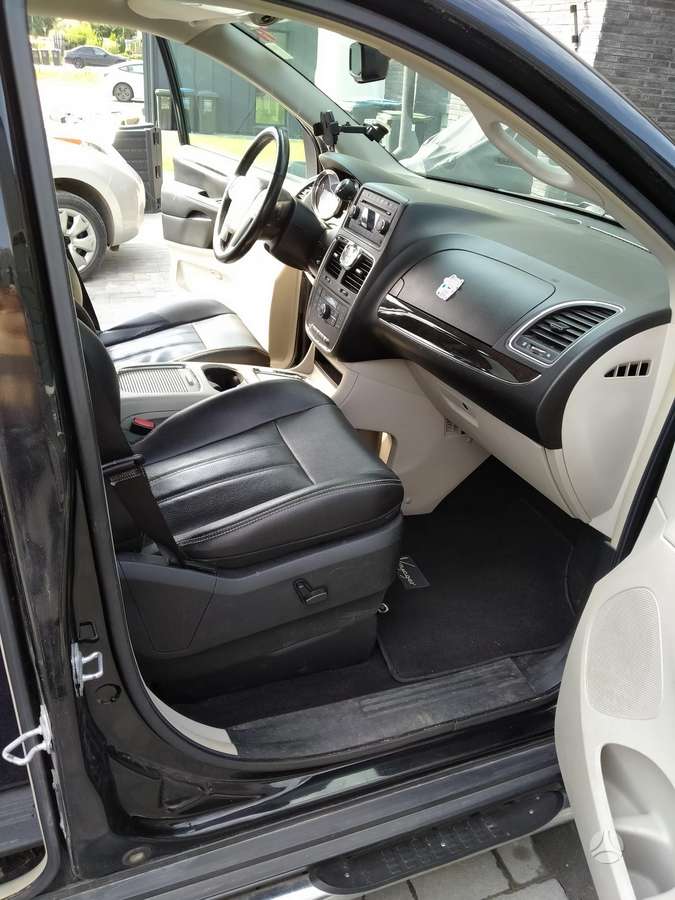 Lancia Voyager 2013 — photo 5