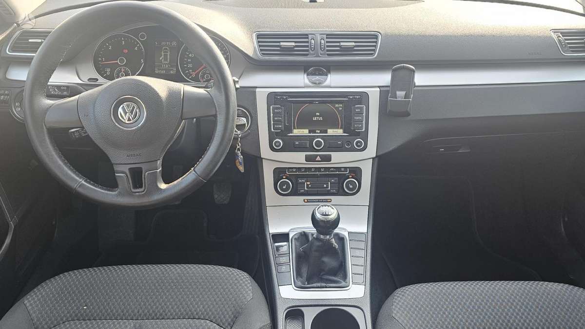 Volkswagen Passat 2011 — photo 10