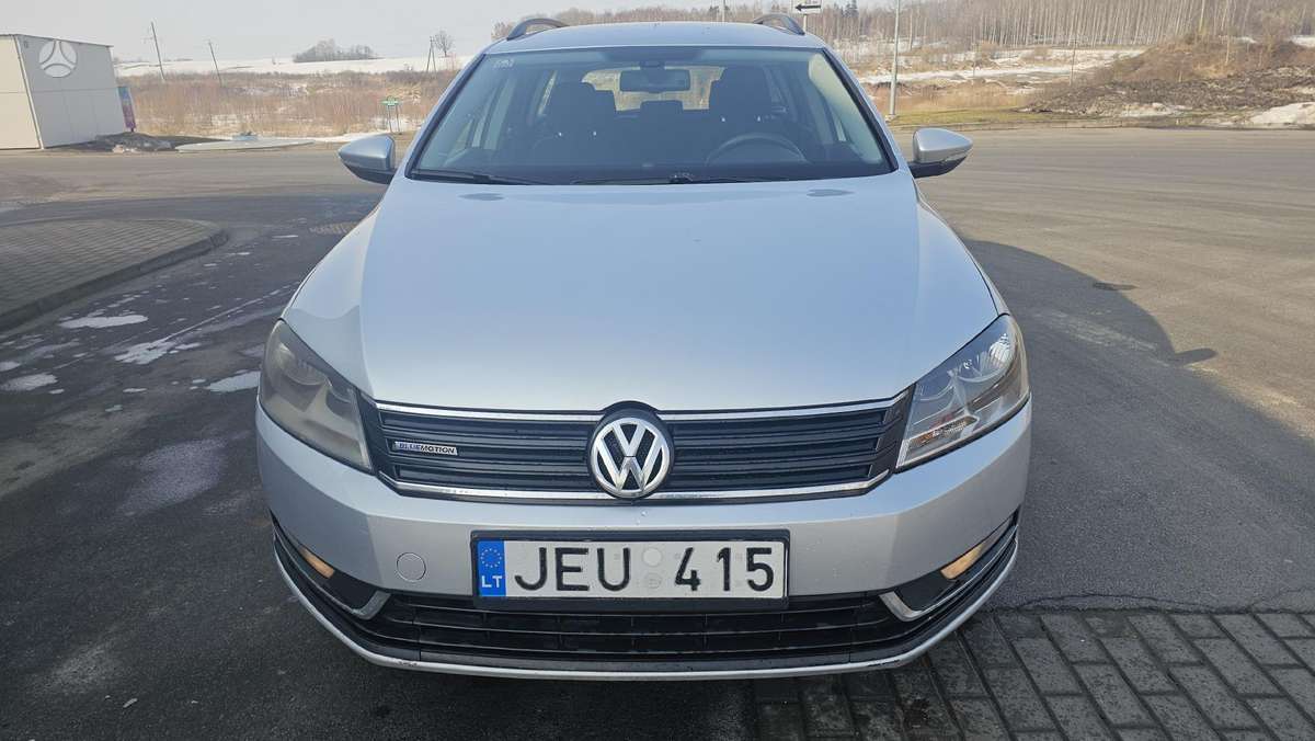 Volkswagen Passat 2011 — rear view