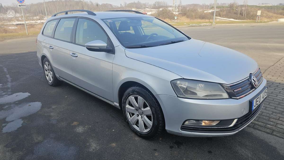 Volkswagen Passat 2011 — interior