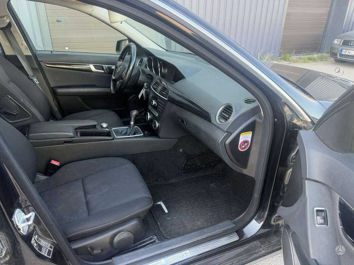 Mercedes-Benz C220 2013 — photo 11