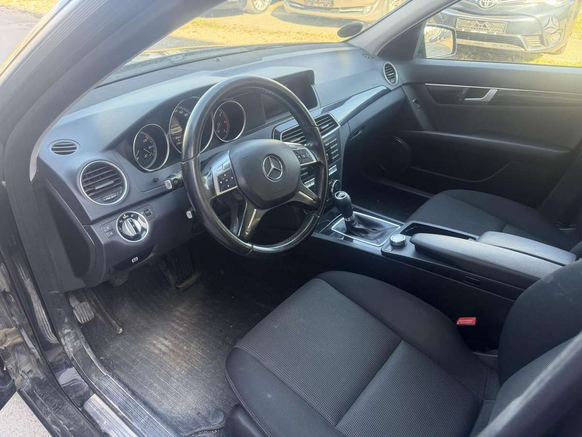 Mercedes-Benz C220 2013 — photo 12