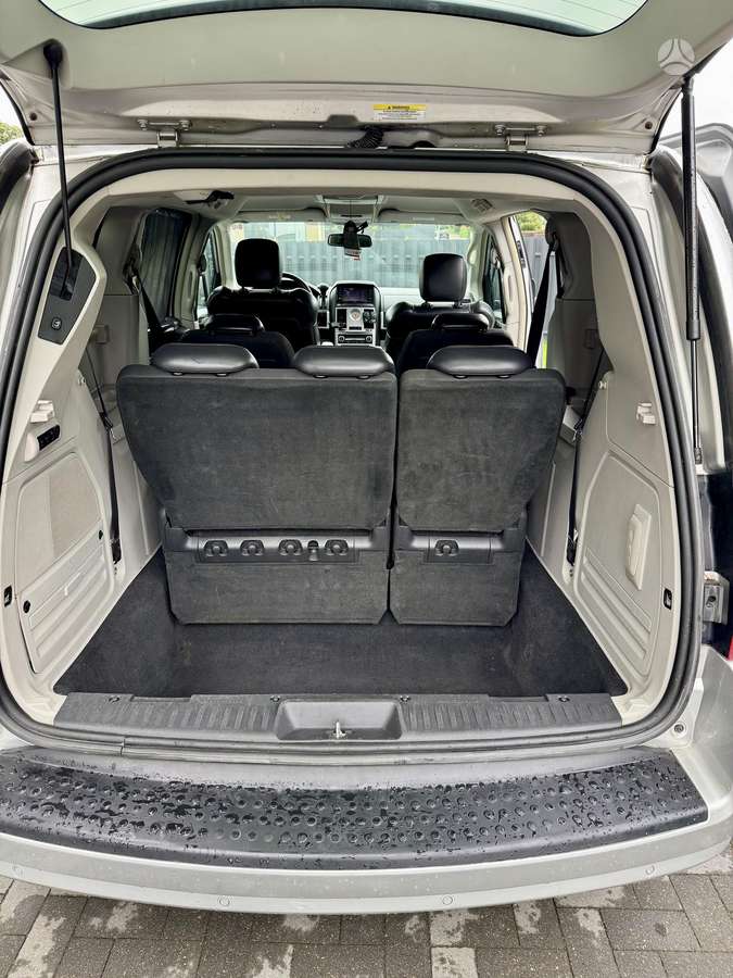 Chrysler Grand 2010 — photo 11
