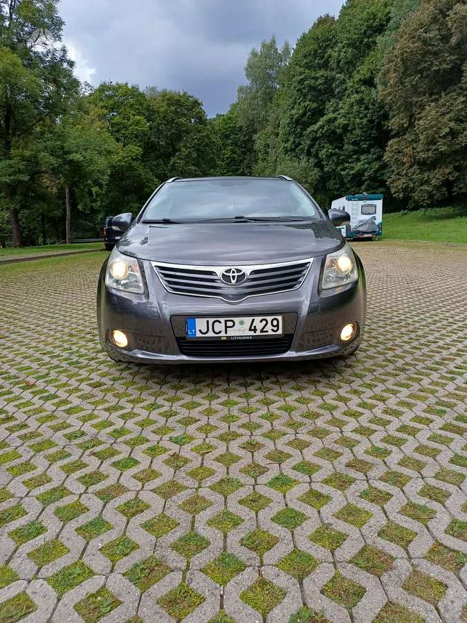 Toyota Avensis 2009 — rear view