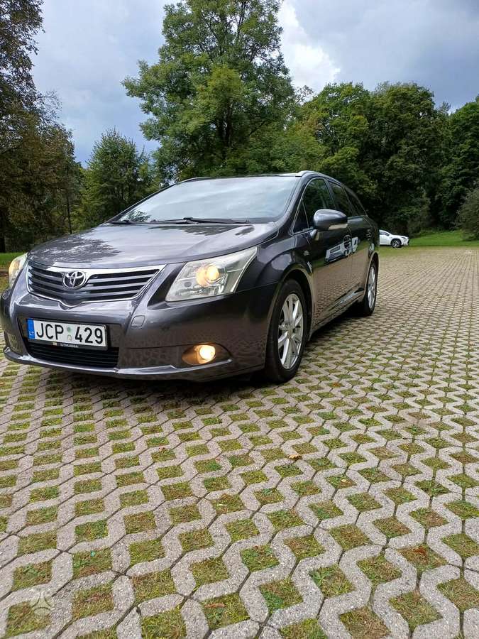 Toyota Avensis 2009 — interior