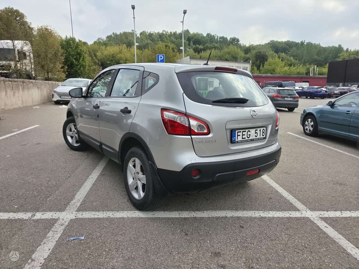 Nissan Qashqai 2010 — rear view