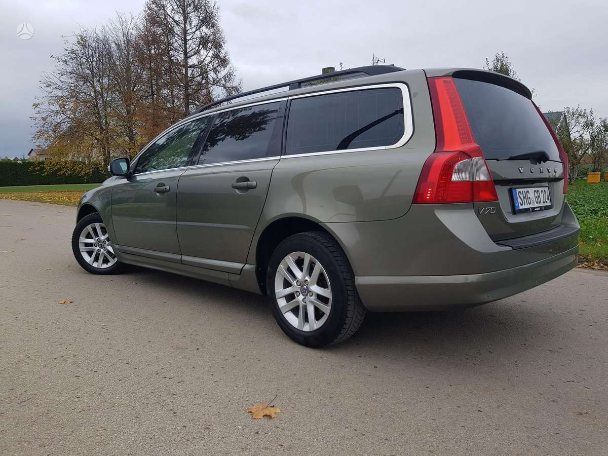 Volvo V70 2010 — вигляд ззаду