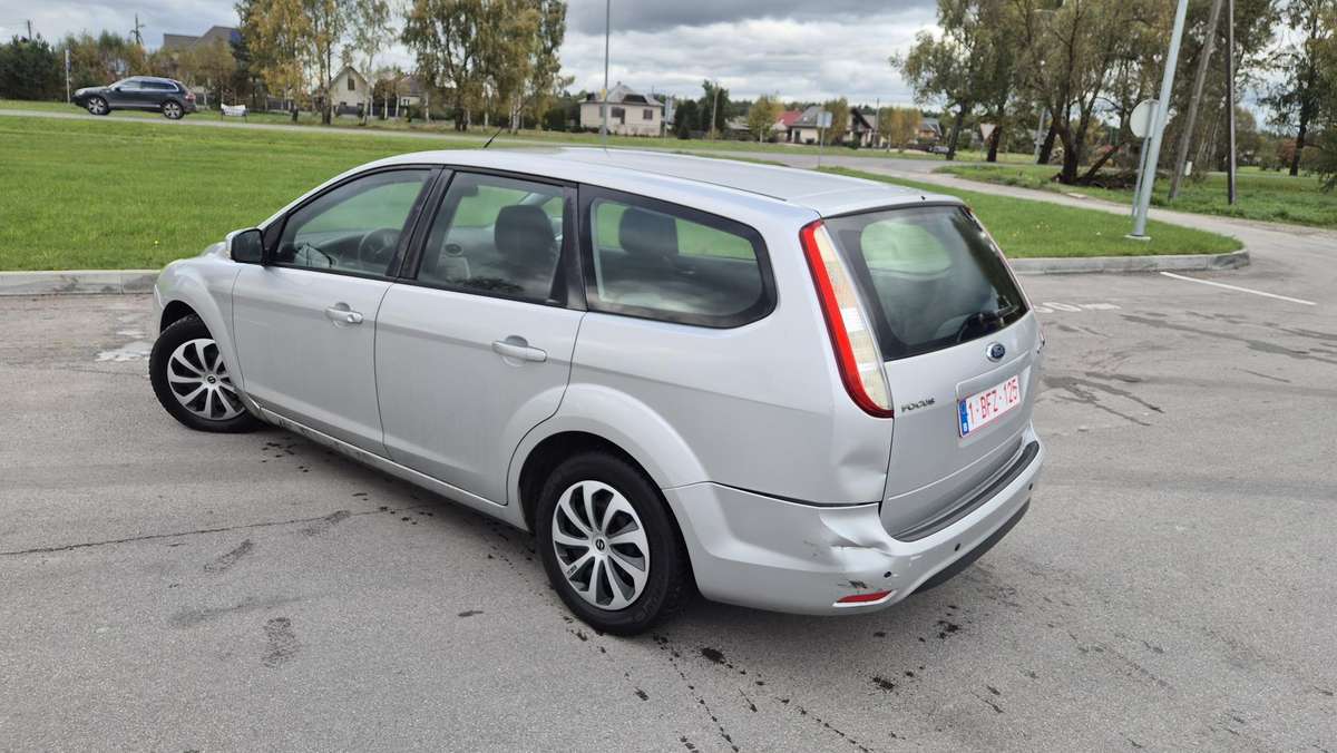 Ford Focus 2010 — фото 10