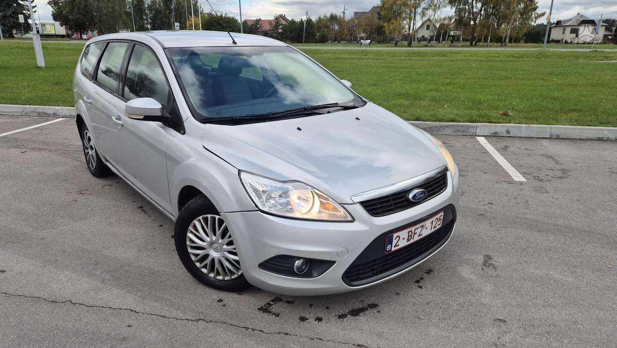 Ford Focus 2010 — вигляд ззаду