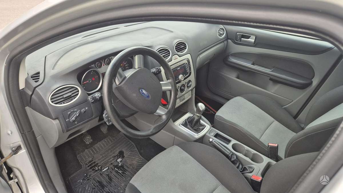 Ford Focus 2010 — фото 23