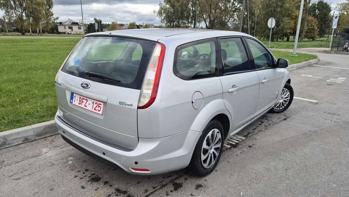 Ford Focus 2010 — салон