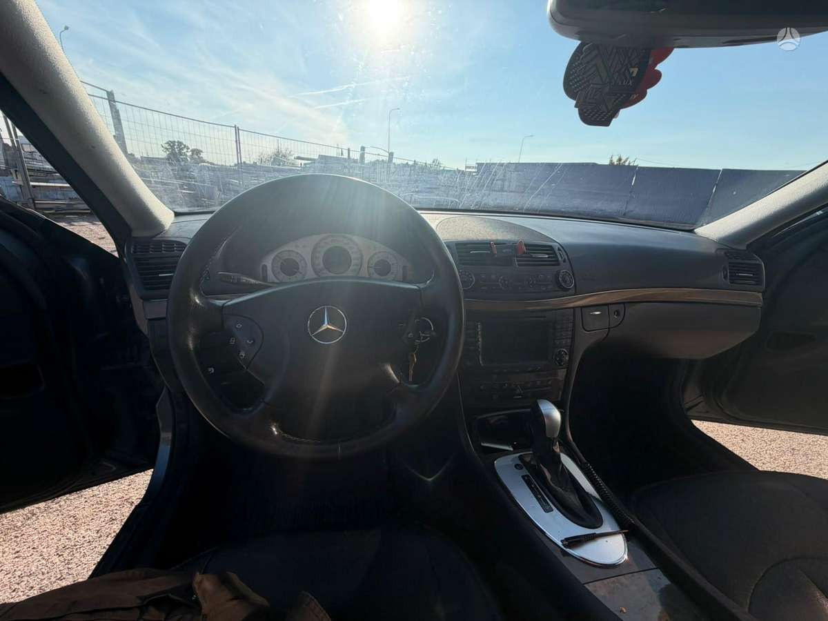 Mercedes-Benz E320 2005 — вигляд ззаду
