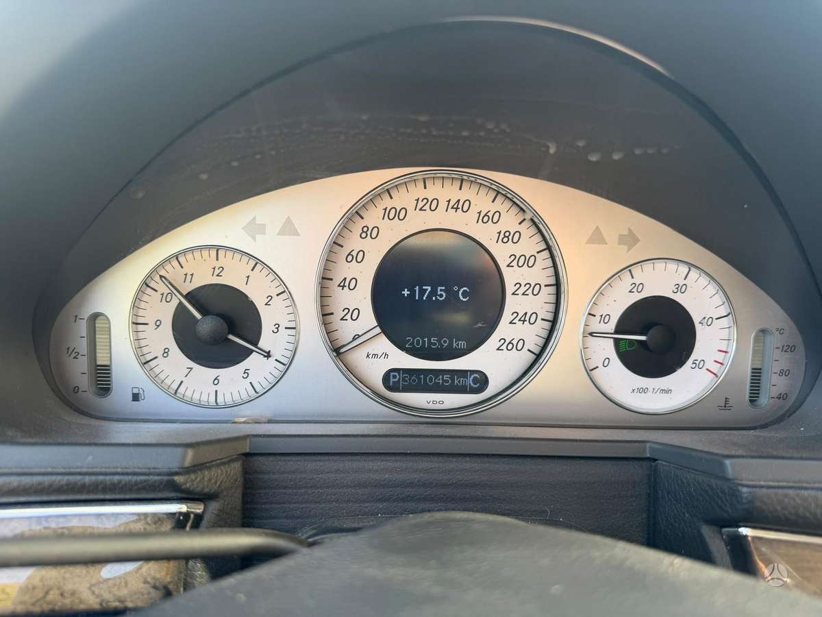 Mercedes-Benz E320 2005 — салон