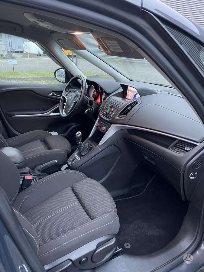 Opel Zafira 2013 — photo 10