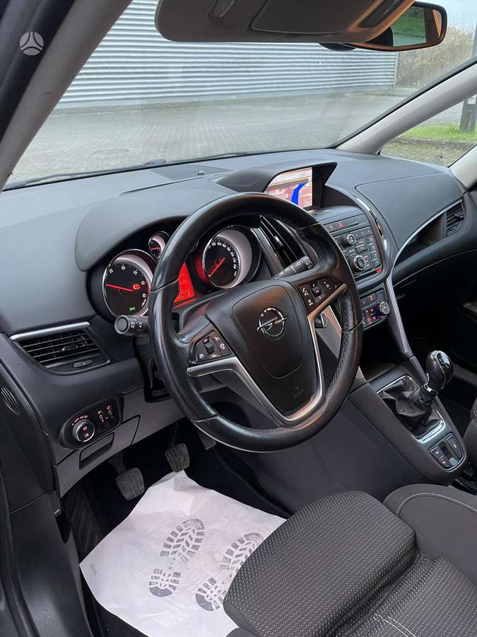 Opel Zafira 2013 — photo 12