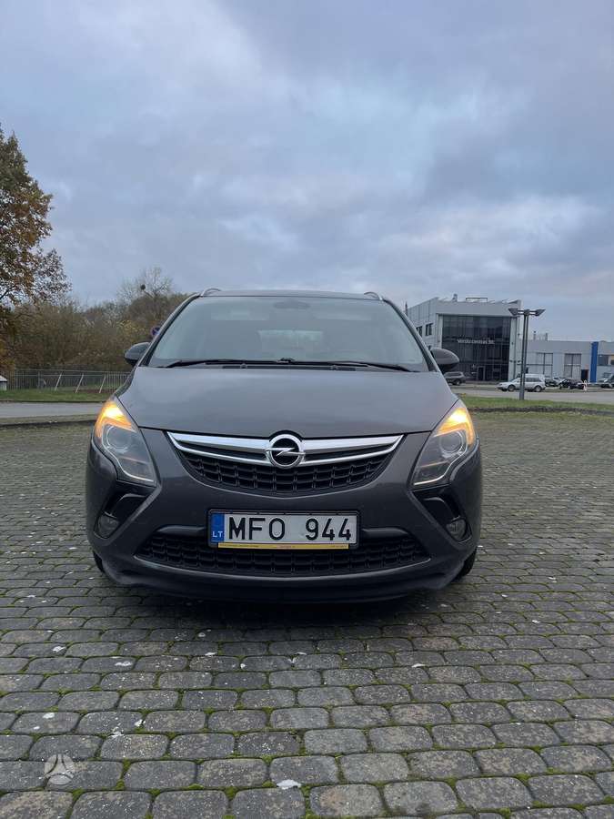 Opel Zafira 2013 — rear view