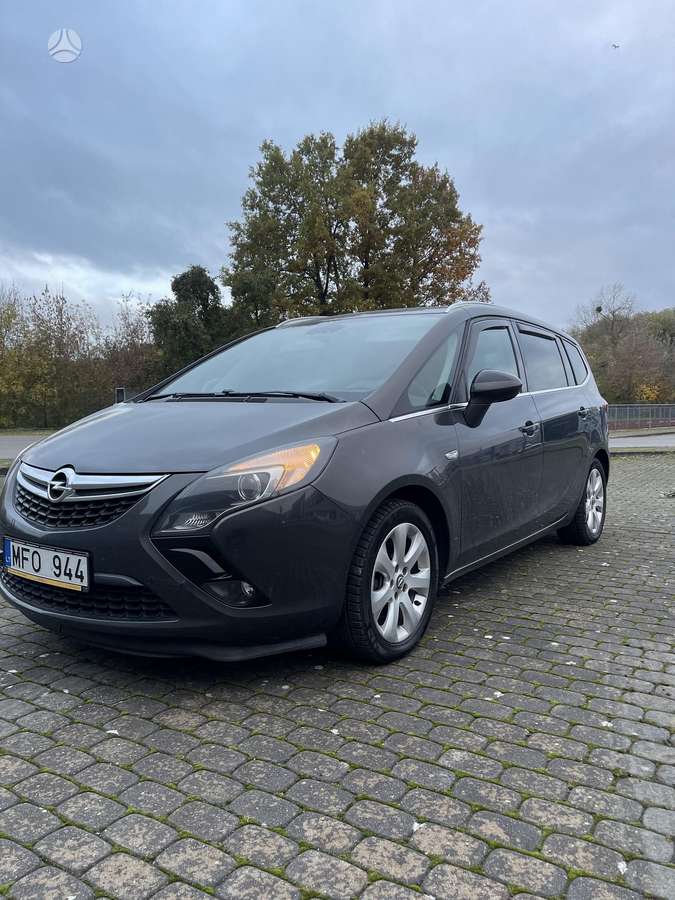 Opel Zafira 2013 — interior