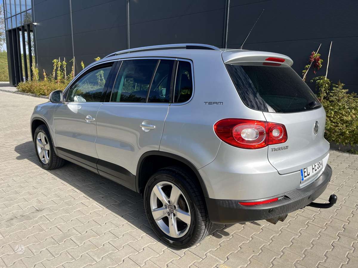 Volkswagen Tiguan 2010 — rear view