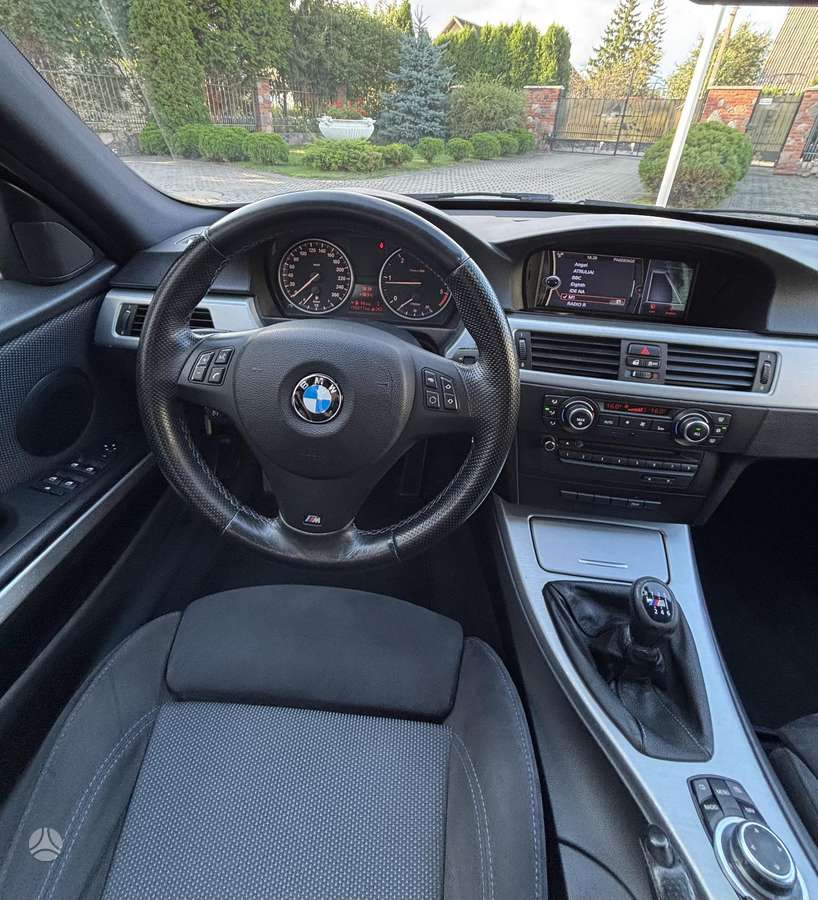 BMW 320 2011 — photo 16