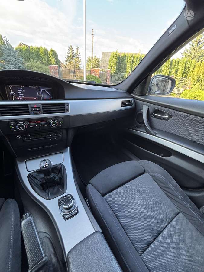 BMW 320 2011 — photo 17
