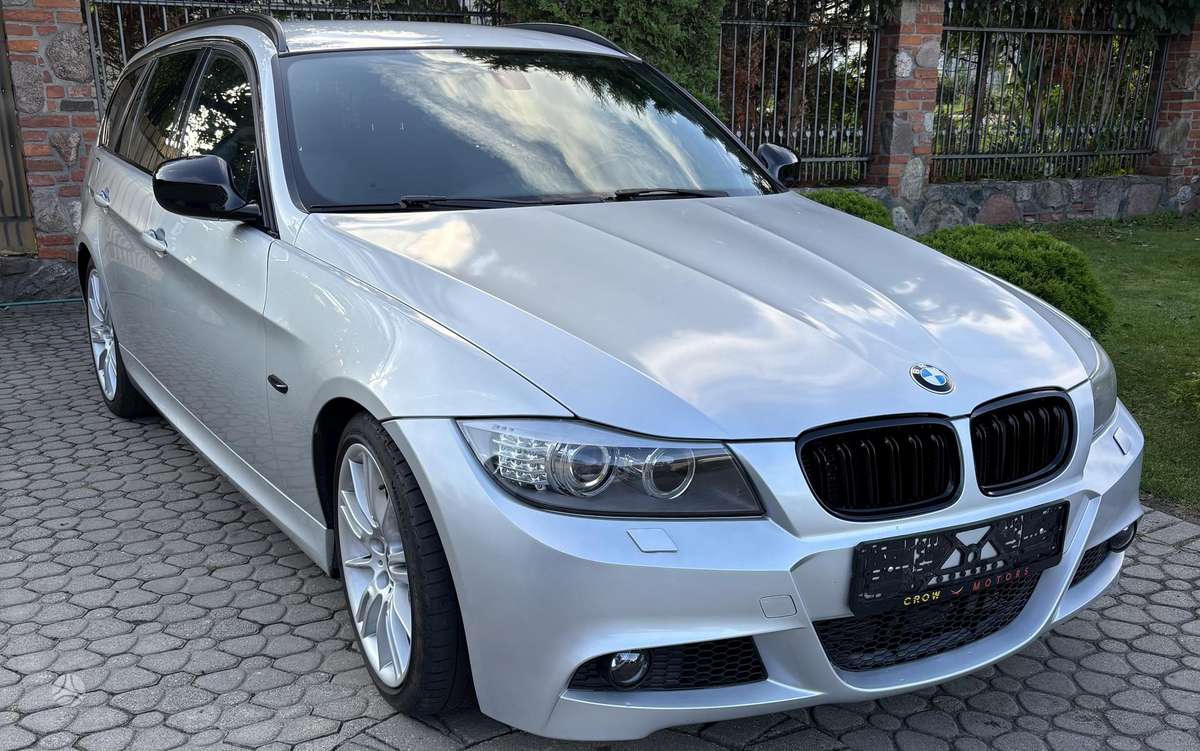 BMW 320 2011 — rear view
