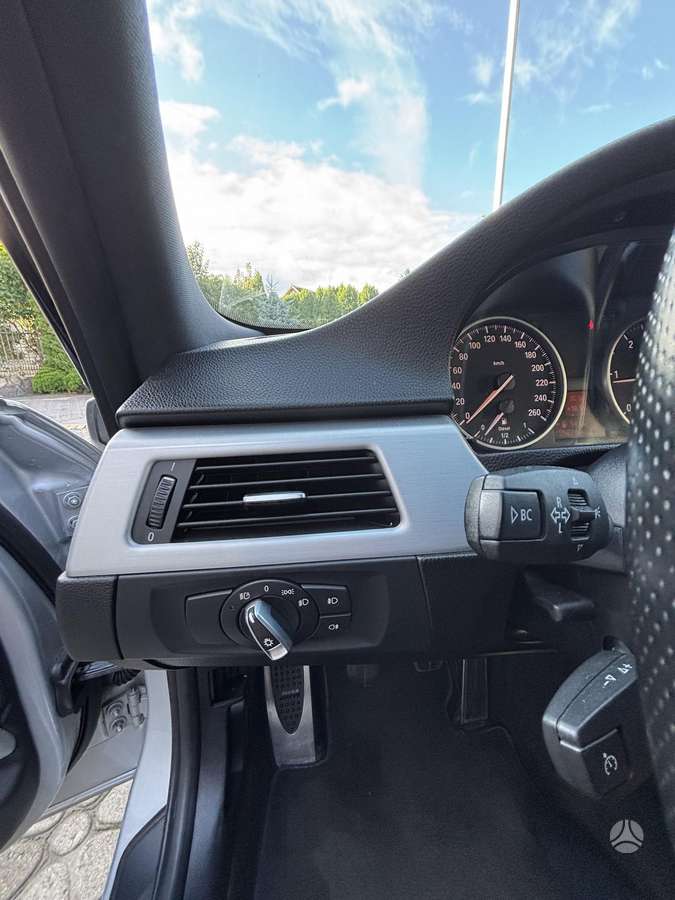 BMW 320 2011 — photo 21