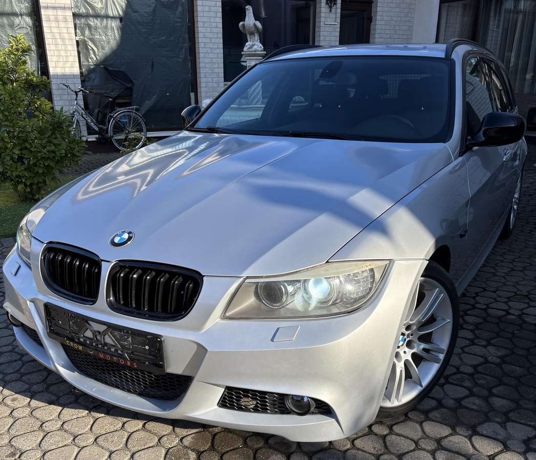 BMW 320 2011 — interior
